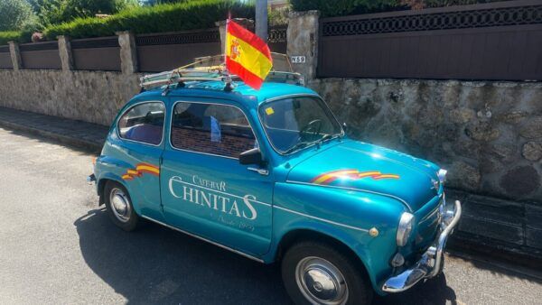 Seat 600 decorado con bandera de España en Café Bar Chinitas.