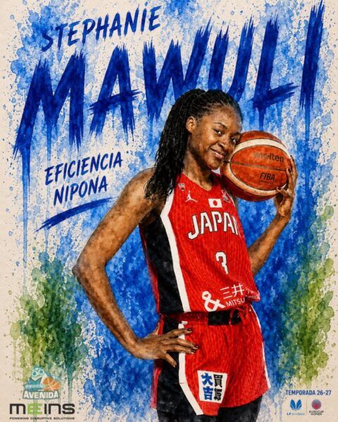 Stephanie Mawuli con balón de baloncesto vistiendo uniforme de Japón