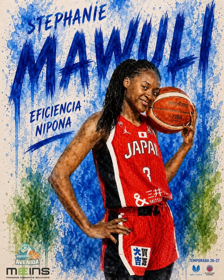 Stephanie Mawuli con balón de baloncesto vistiendo uniforme de Japón