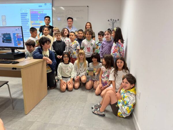 Grupo de escolares participando en un taller de tecnología en Salamanca