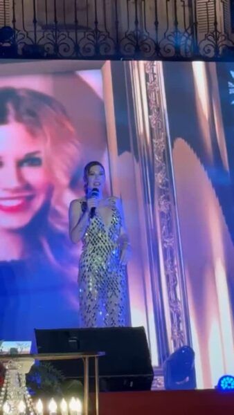 Tamara cantando en la Plaza Mayor durante un concierto emotivo