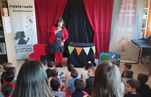 Niños disfrutando de un espectáculo de teatro en Ledesma