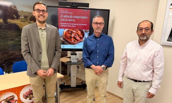 Tres personas en evento de Ternera Charra en Salamanca