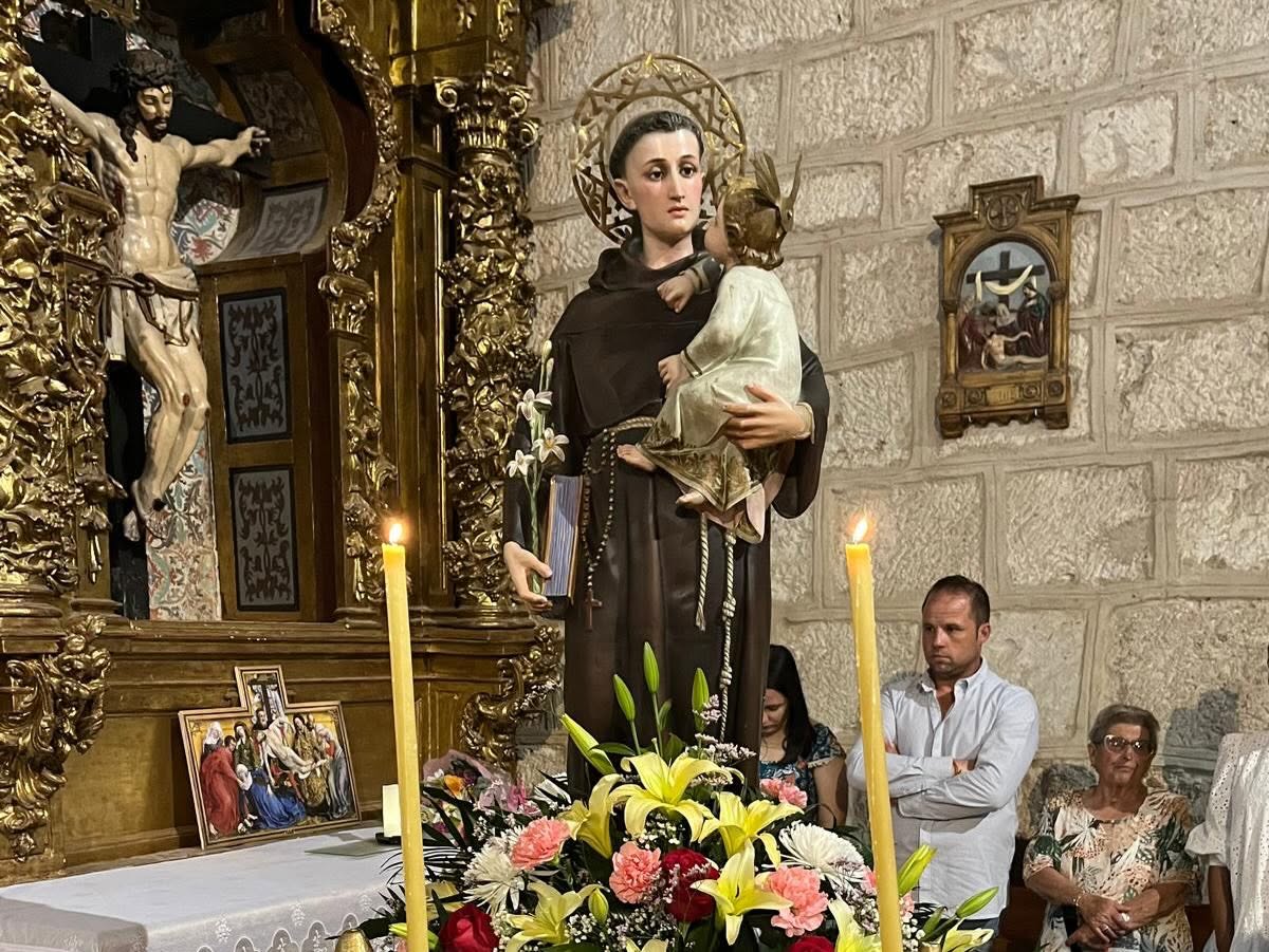 Celebración de San Antonio de Padua en Topas con vecinos y flores
