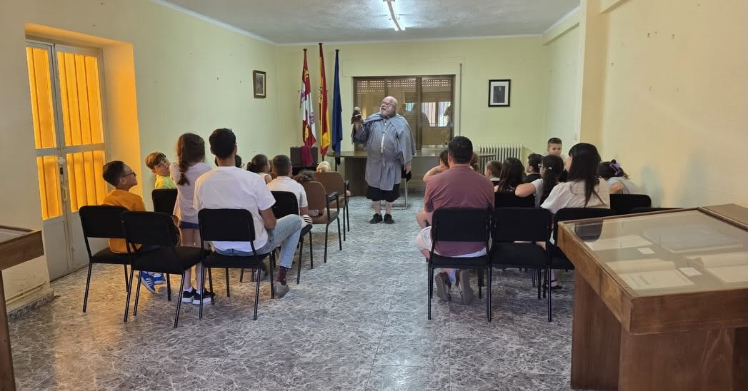 Un grupo de personas escuchando a un orador en una sala