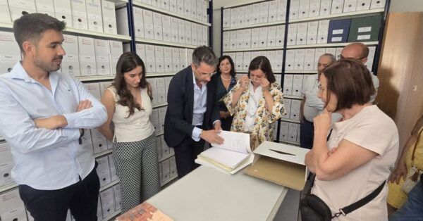 Grupo de personas revisando documentos en un archivo en Topas