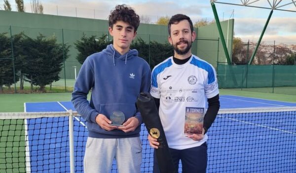 Ganadores del torneo de tenis y pádel en Alba de Tormes con trofeos