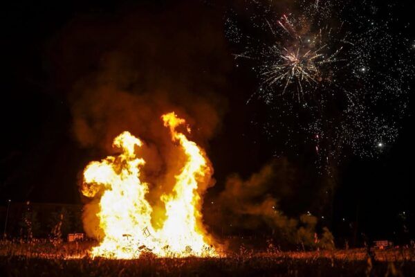 Hoguera tradicional en El Zurguén durante la Noche de San Juan