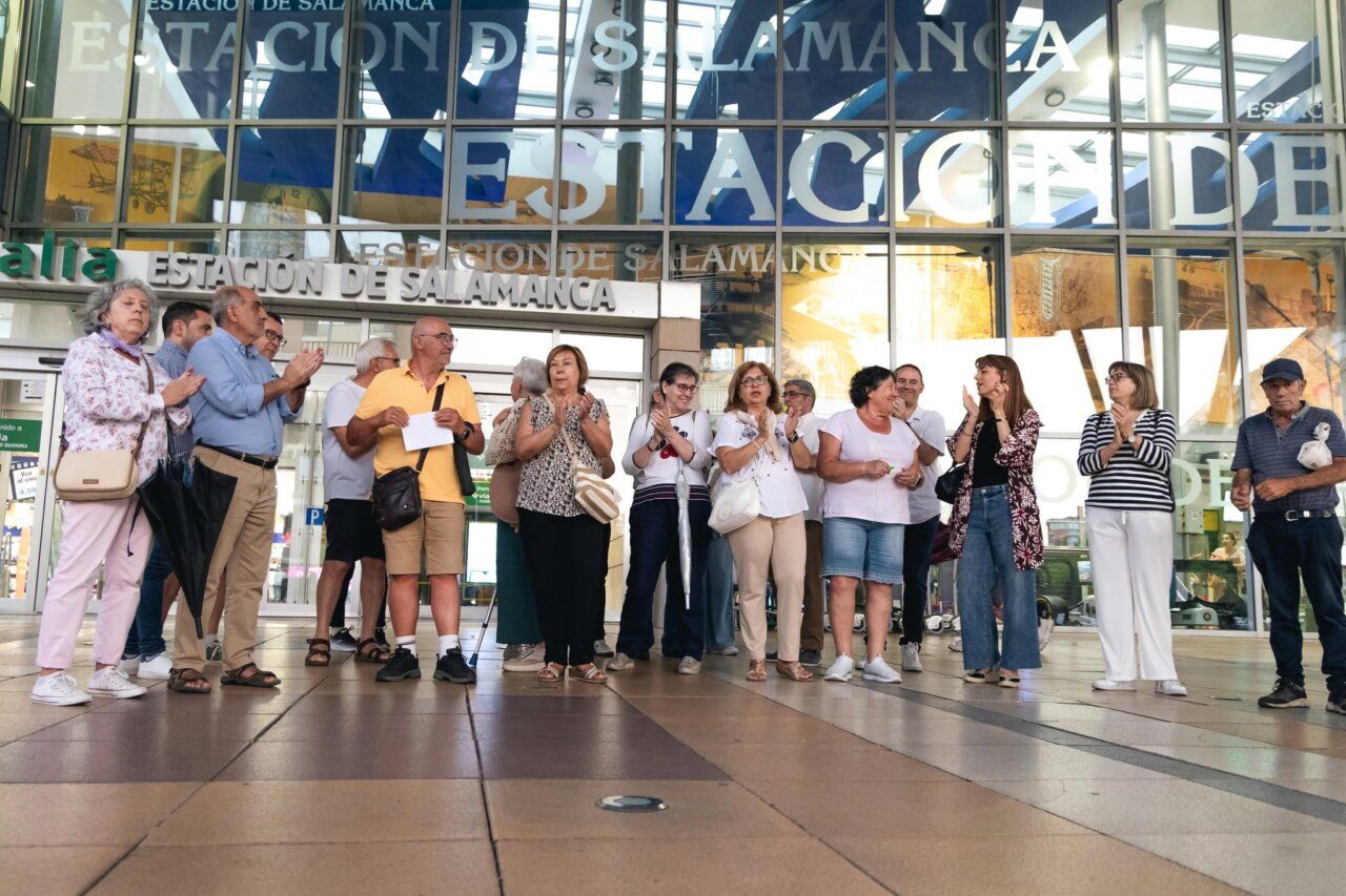 Grupo de personas aplaudiendo en la estación de Salamanca