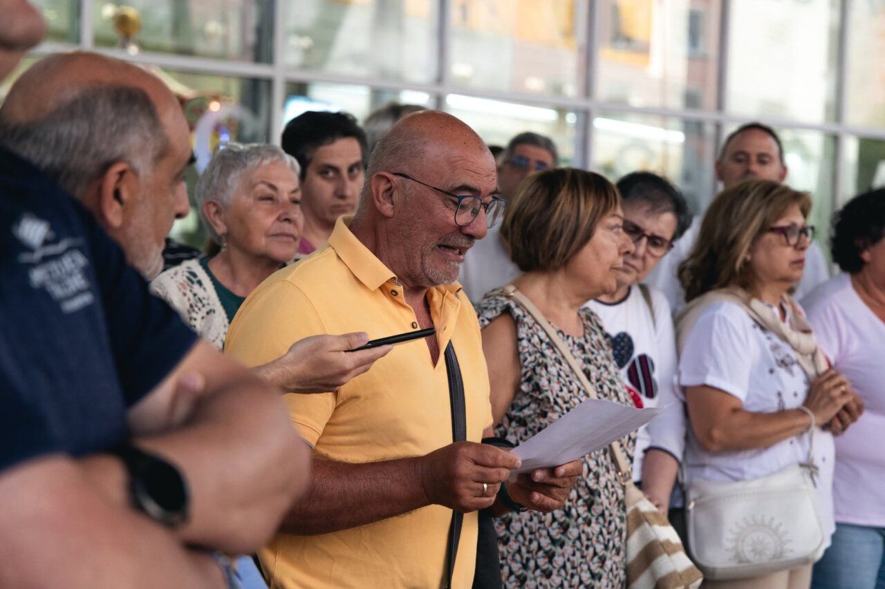 Vecinos de Salamanca pidiendo mejoras en el transporte público