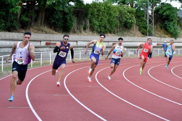 Atletas compitiendo en el XXVIII Trofeo Ciudad de Salamanca en pista de atletismo