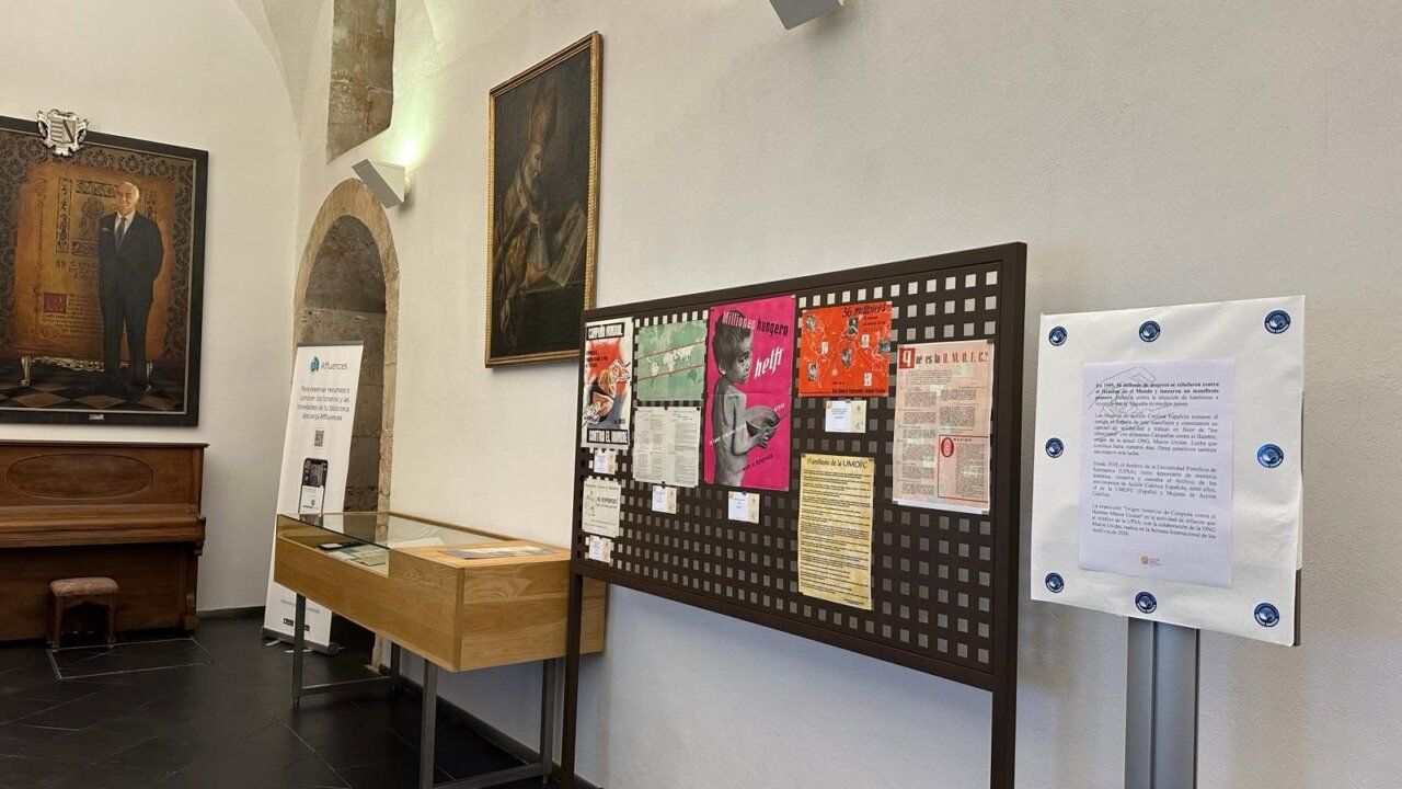Exposición sobre el origen femenino de la Campaña contra el Hambre en la universidad