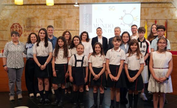 Grupo de estudiantes y profesores en la presentación del musical Un Mundo en Planetas