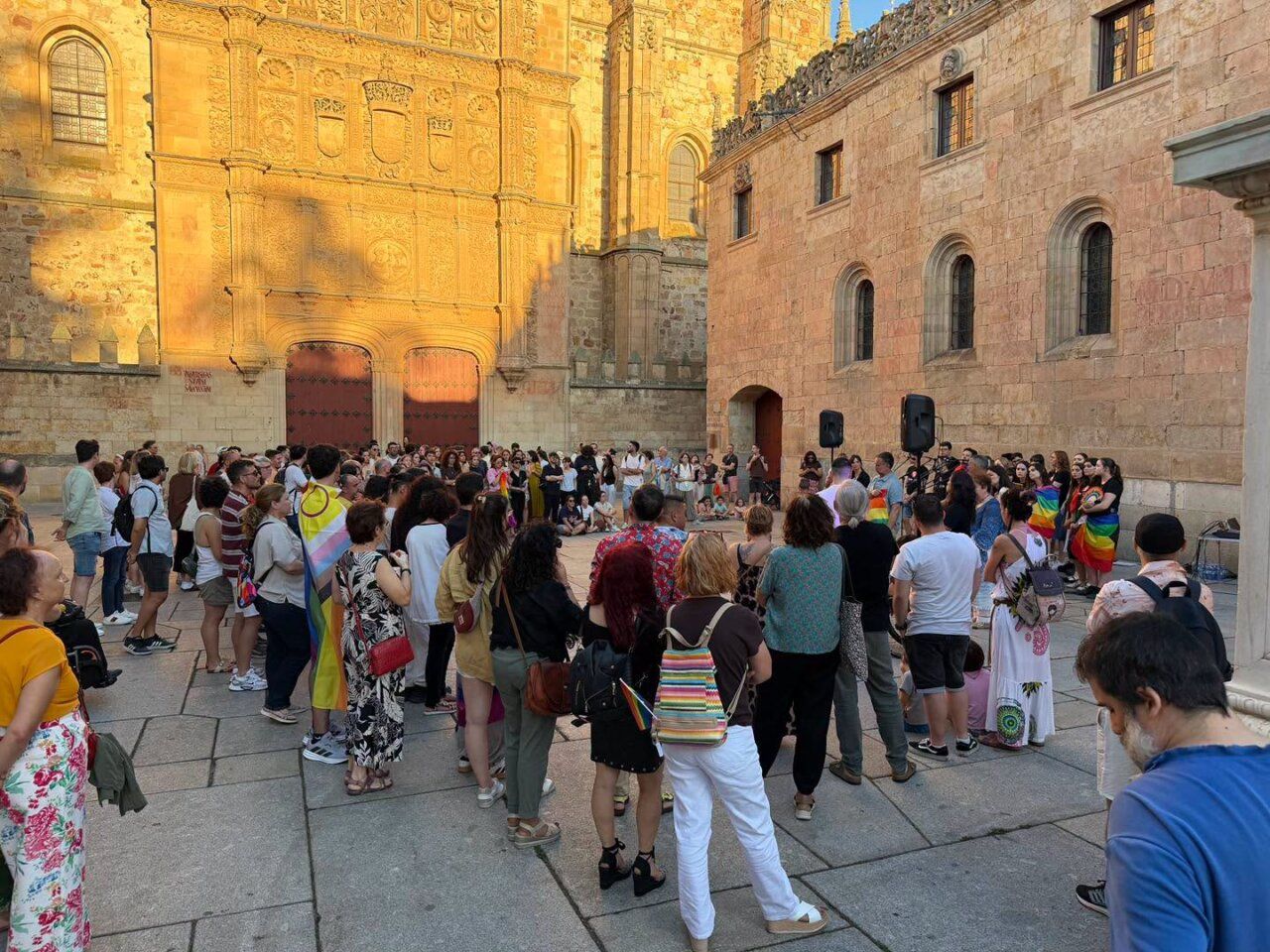 Acto institucional en el Patio de Escuelas Mayores por el Día Internacional del Orgullo.