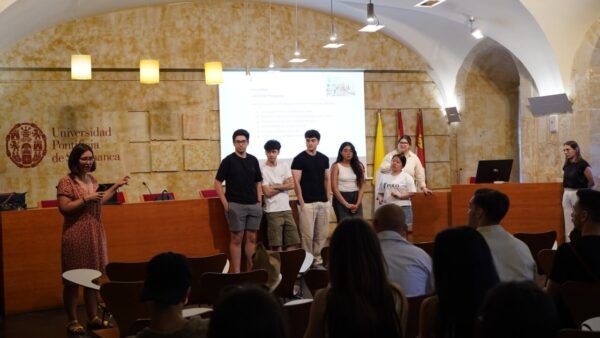 Estudiantes y profesores en la Universidad Pontificia de Salamanca durante un programa de comunicación