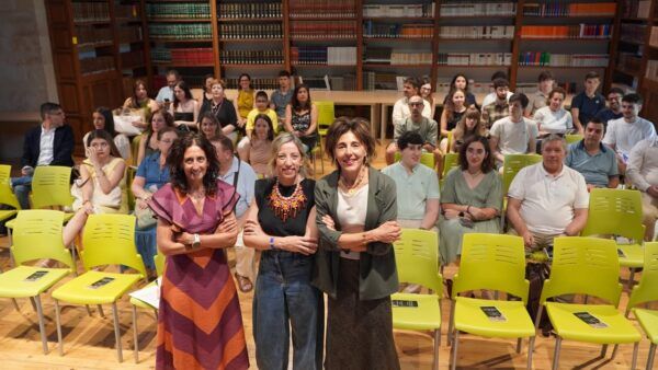 Tres mujeres posando en un evento sobre proyectos innovadores de la UPSA