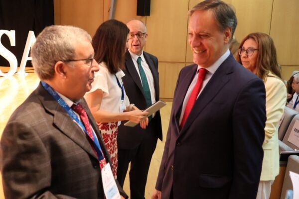 Investigadores conversando en las V Jornadas Científicas del IBSAL en Salamanca.
