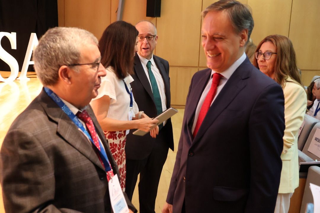 Investigadores conversando en las V Jornadas Científicas del IBSAL en Salamanca.