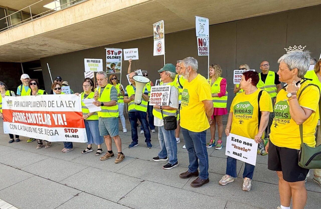Vecinos de Villamayor y Tornadizos protestan con pancartas