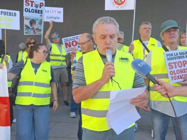 Vecinos de Villamayor y Tornadizos protestan con pancartas contra plantas de biogás