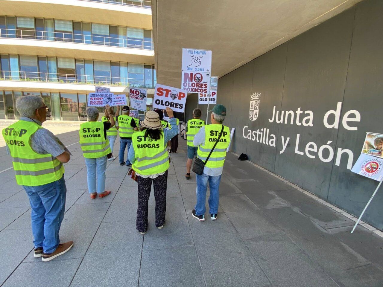 Vecinos de Villamayor y Tornadizos protestan con pancartas en Salamanca