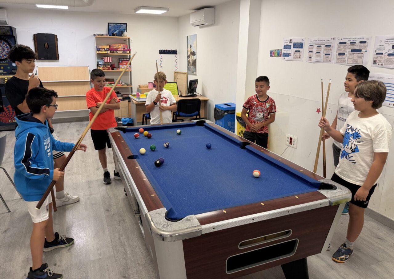 Niños jugando al billar en el programa Verano en Guijuelo 2026