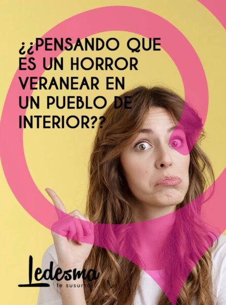 Mujer pensativa con fondo amarillo y texto sobre verano en pueblo