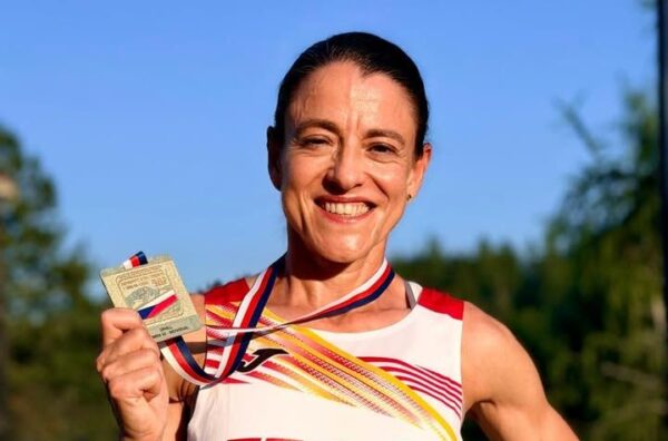 Verónica Sánchez Romero sosteniendo su medalla de campeona mundial máster F50