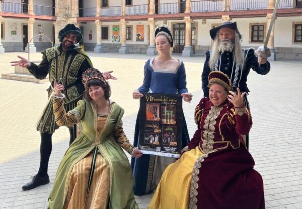 Actores vestidos de época en el VI Festival Siglo de Oro en Salamanca