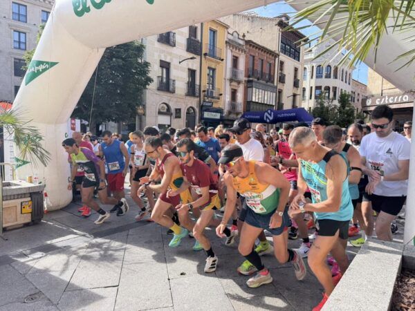 Participantes corriendo en la VI Semana Savia de Salamanca