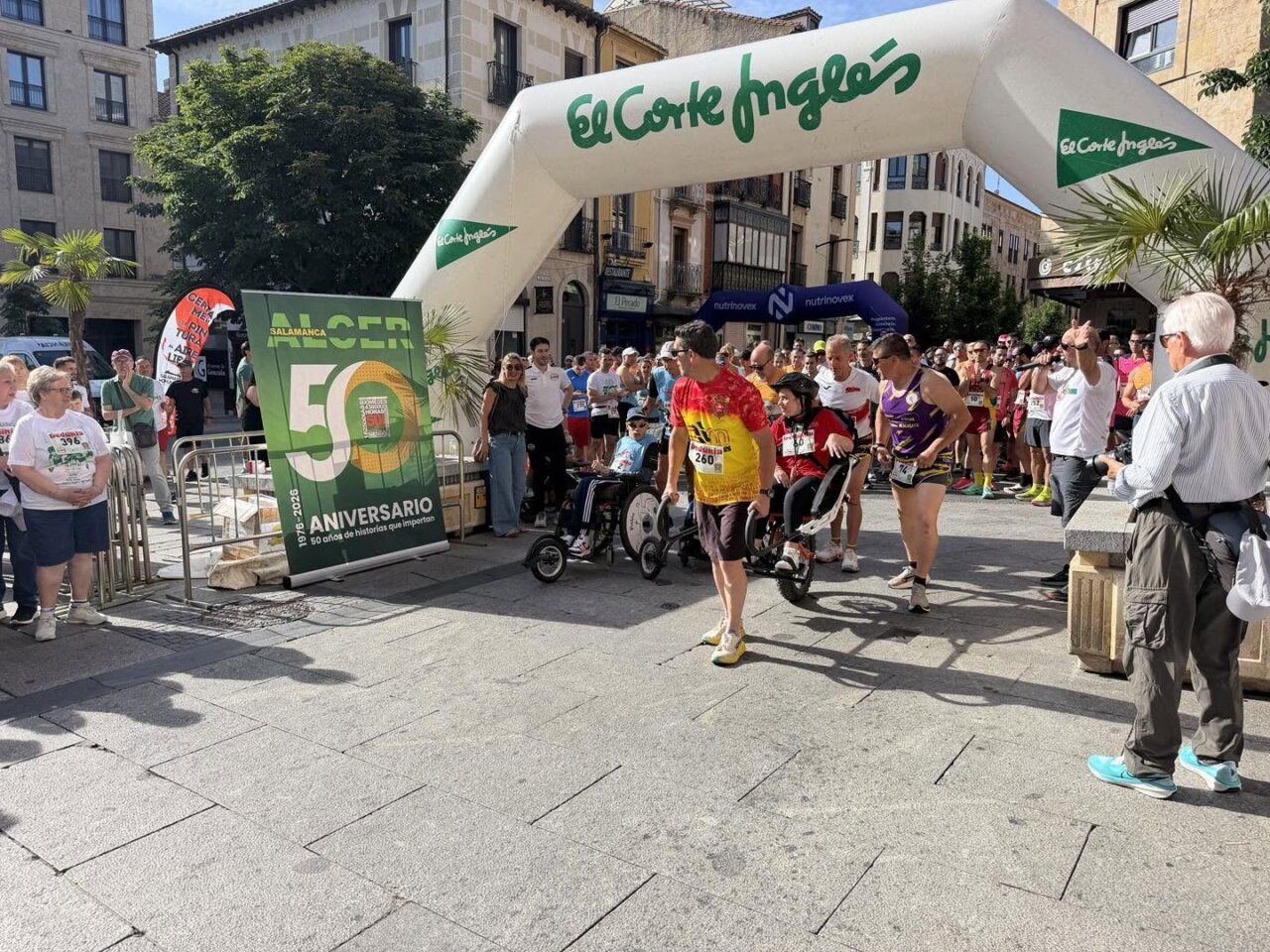 Participantes en la VI Semana Savia de Salamanca durante una carrera.