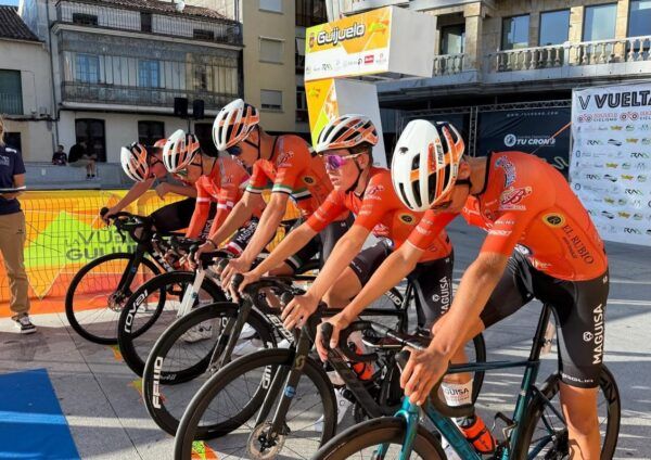 Ciclistas en la línea de salida de la VI Vuelta Ciclista en Guijuelo.