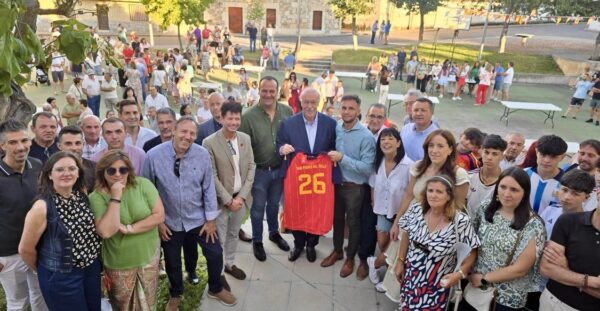 Vicente del Bosque con un grupo de personas en la inauguración de fiestas