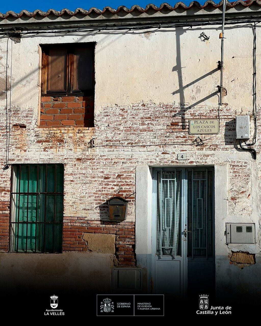 Fachada de una vivienda en Plaza de los Cascos Azules, La Vellés