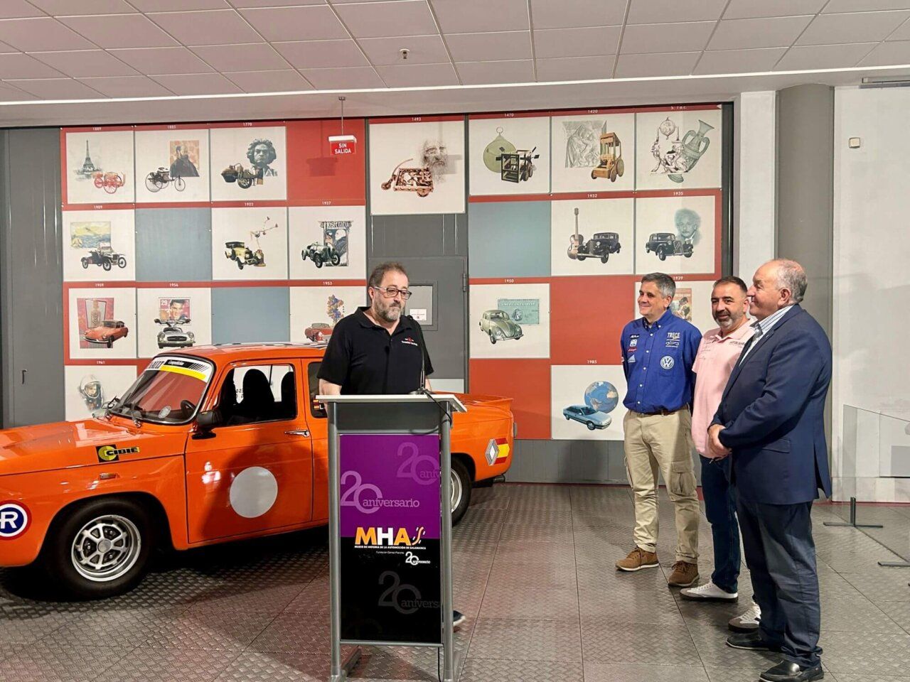 Presentación del XIII Rallye Entresierras Histórico en Guijuelo con un coche clásico.