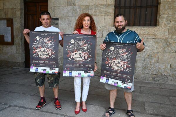 Tres personas sosteniendo carteles del festival Farinato Sound en Ciudad Rodrigo