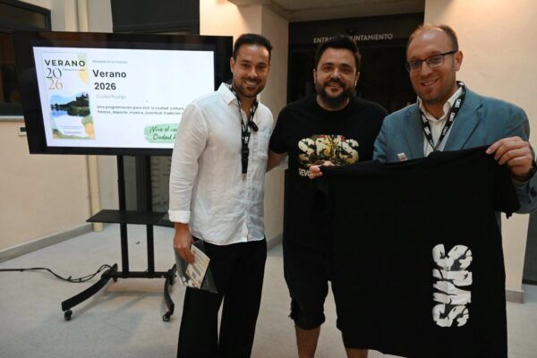 Tres personas posando en un evento relacionado con el Martes Mayor
