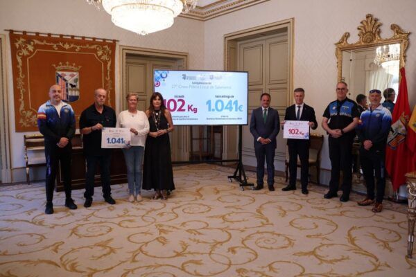 Participantes del XXVII Cross de la Policía Local de Salamanca mostrando donaciones
