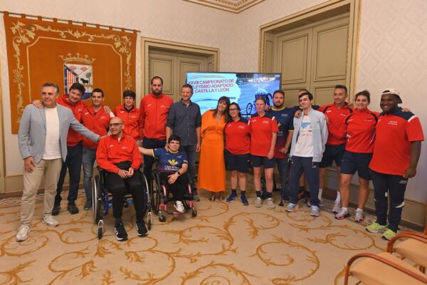 Grupo de atletas y organizadores del campeonato de atletismo adaptado en Salamanca