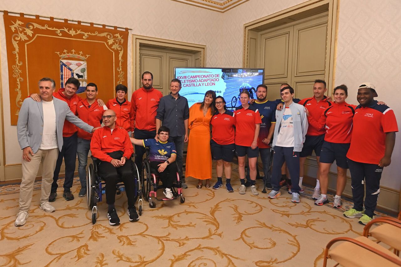 Grupo de atletas y organizadores del campeonato de atletismo adaptado en Salamanca