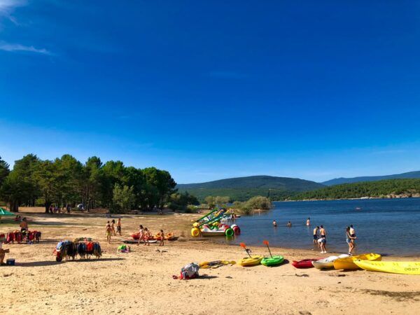 Personas disfrutando de una zona de baño en Castilla y León