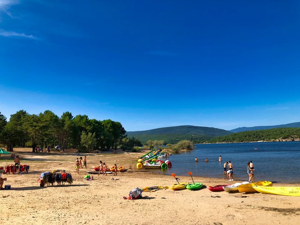 Personas disfrutando de una zona de baño en Castilla y León