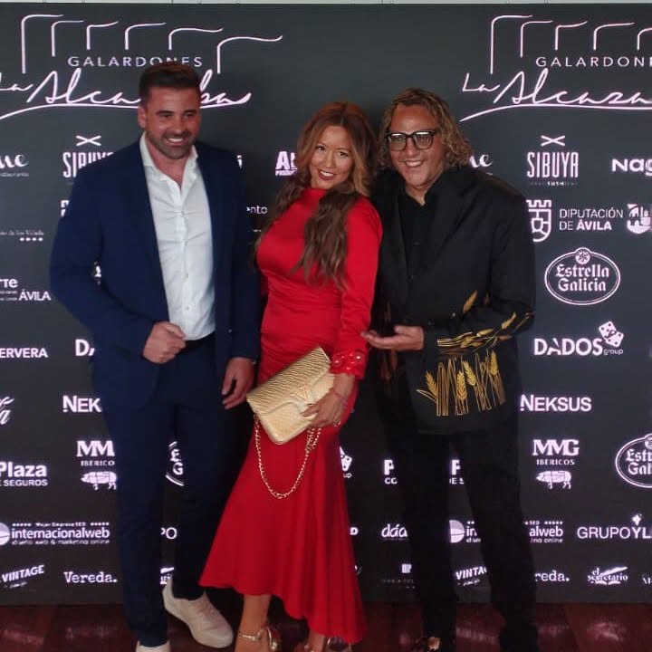 Tres personas posando en un evento cultural en Ávila