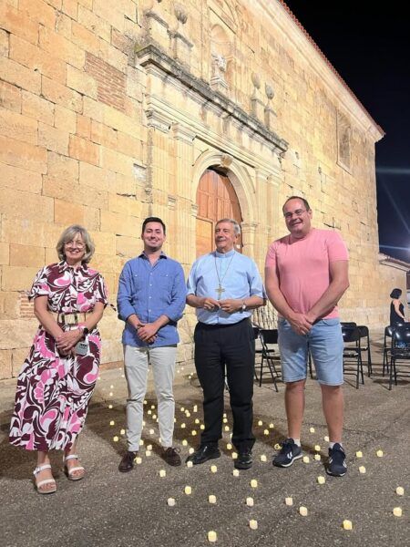 Inauguración de la nueva iluminación de la iglesia de Santa Ana en La Vellés con asistentes.