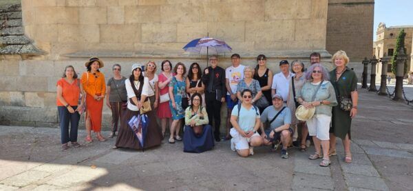 Grupo de personas en actividades culturales en Salamanca durante el verano