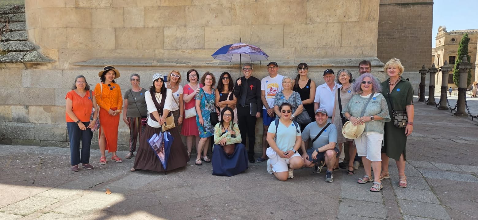 Grupo de personas en actividades culturales en Salamanca durante el verano