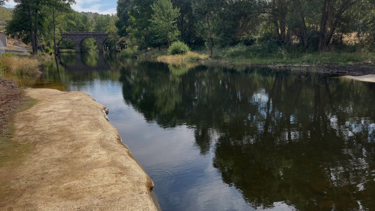 Vista de la nueva zona recreativa con piscina natural en La Atalaya