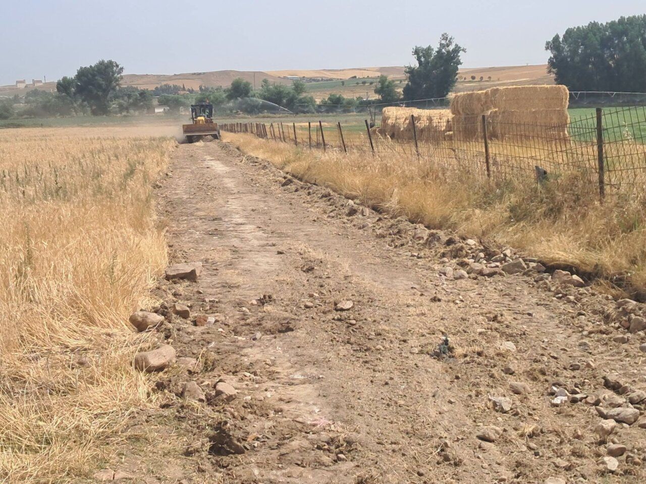 Caminos rurales en Alba de Tormes siendo acondicionados por maquinaria