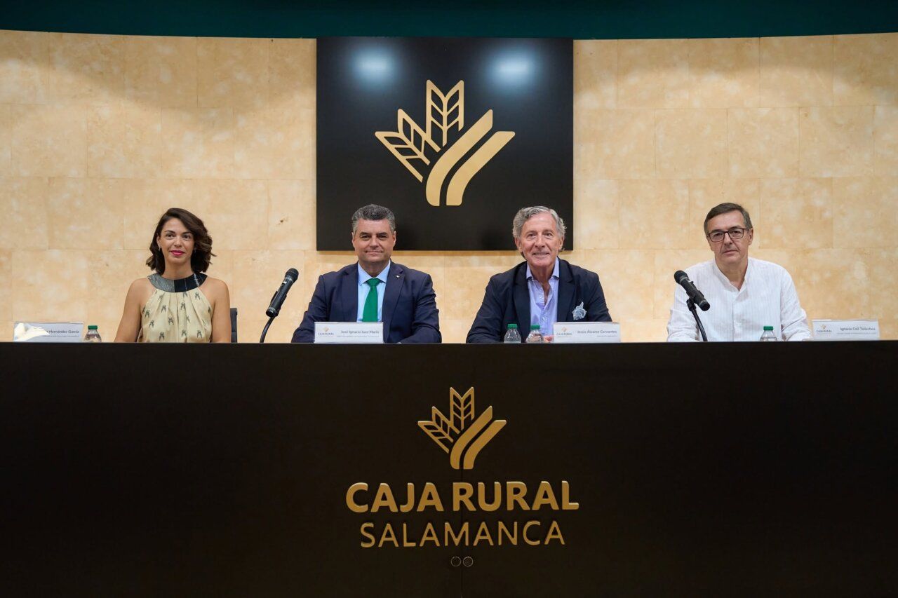 Conferencia de Jesús Álvarez en Caja Rural de Salamanca con panel de oradores.