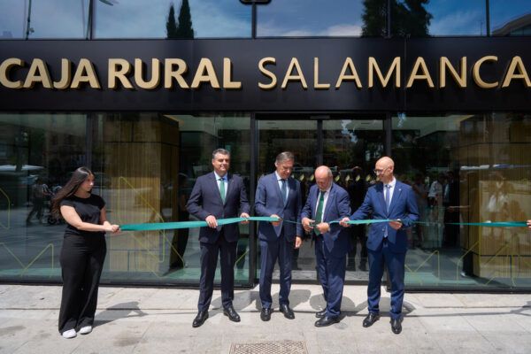 Inauguración de la nueva oficina de Caja Rural de Salamanca con autoridades presentes.